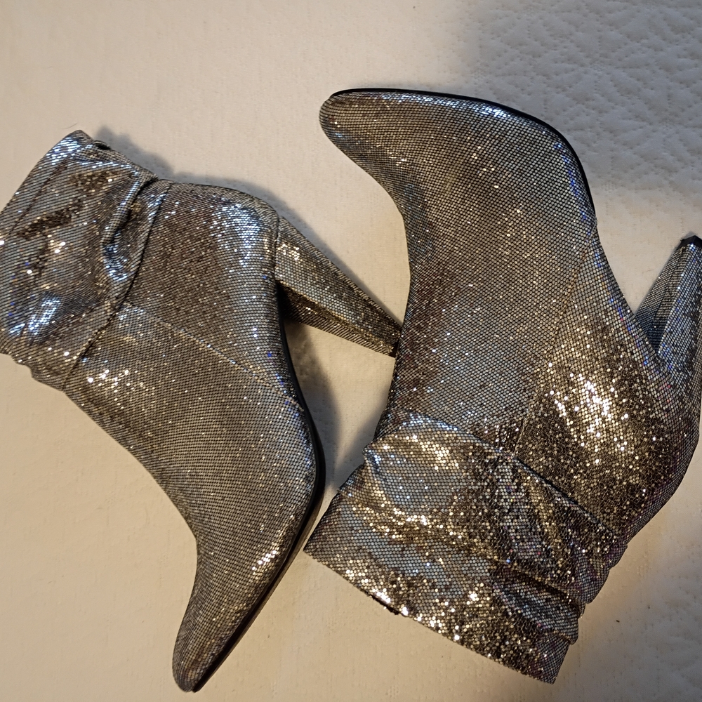 Metallic Silver Booties🩶